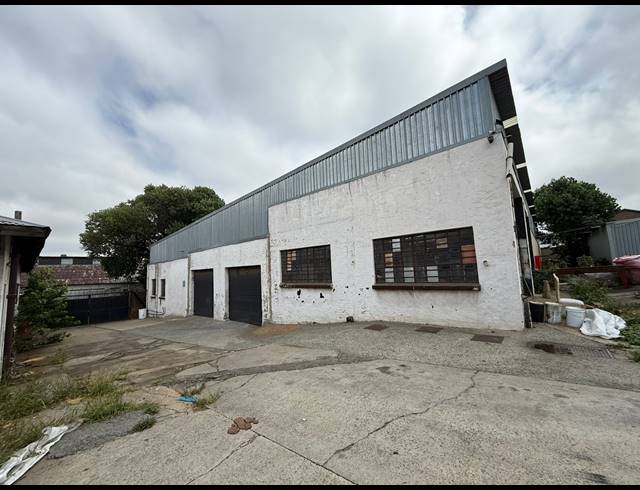 1,100M² WAREHOUSE TO LET IN INDUSTRIA WEST